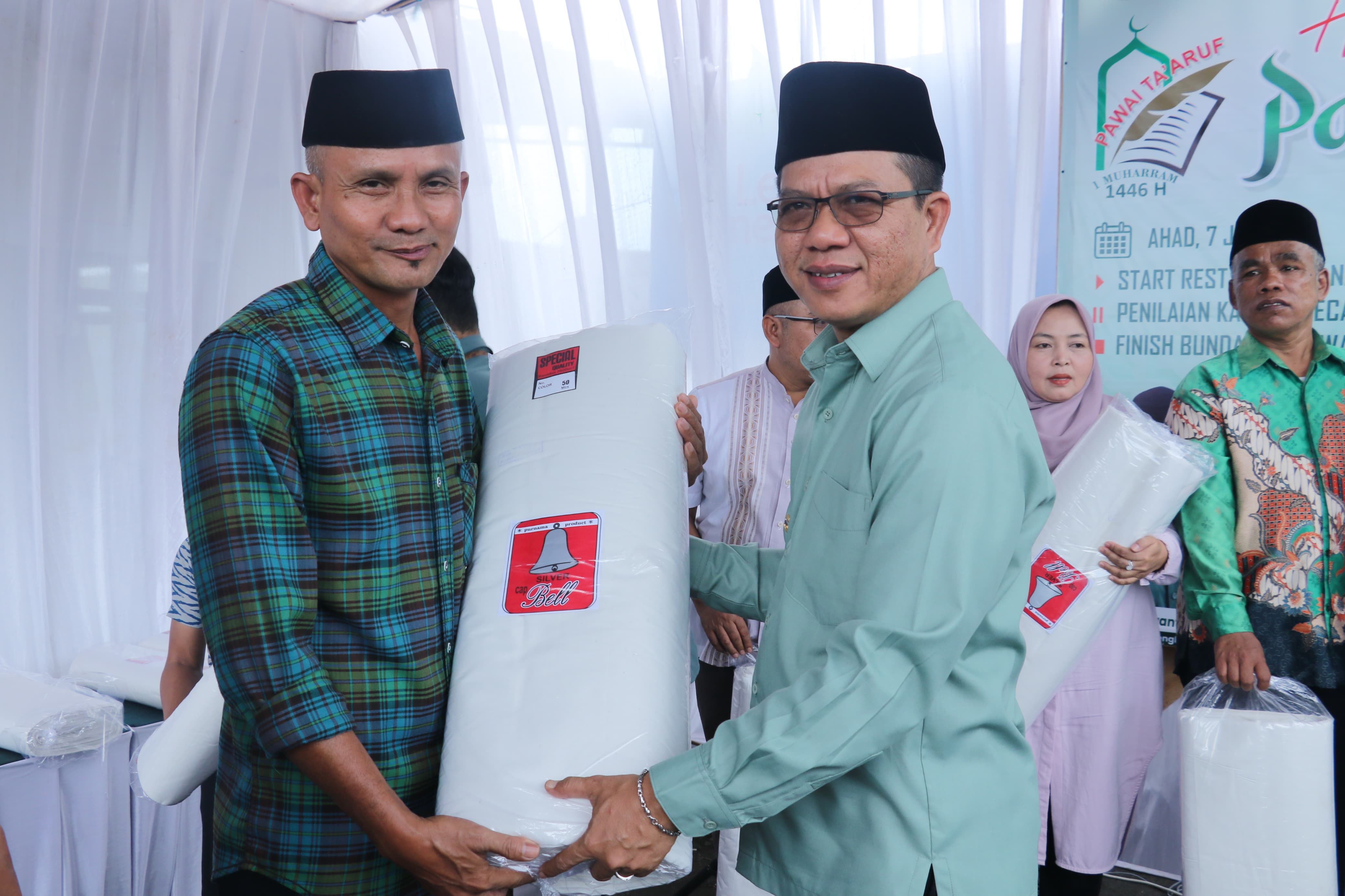 Bukan Mistis, Bupati Bandung Bagikan Ribuan Kain Kafan di Malam 1 Muharam