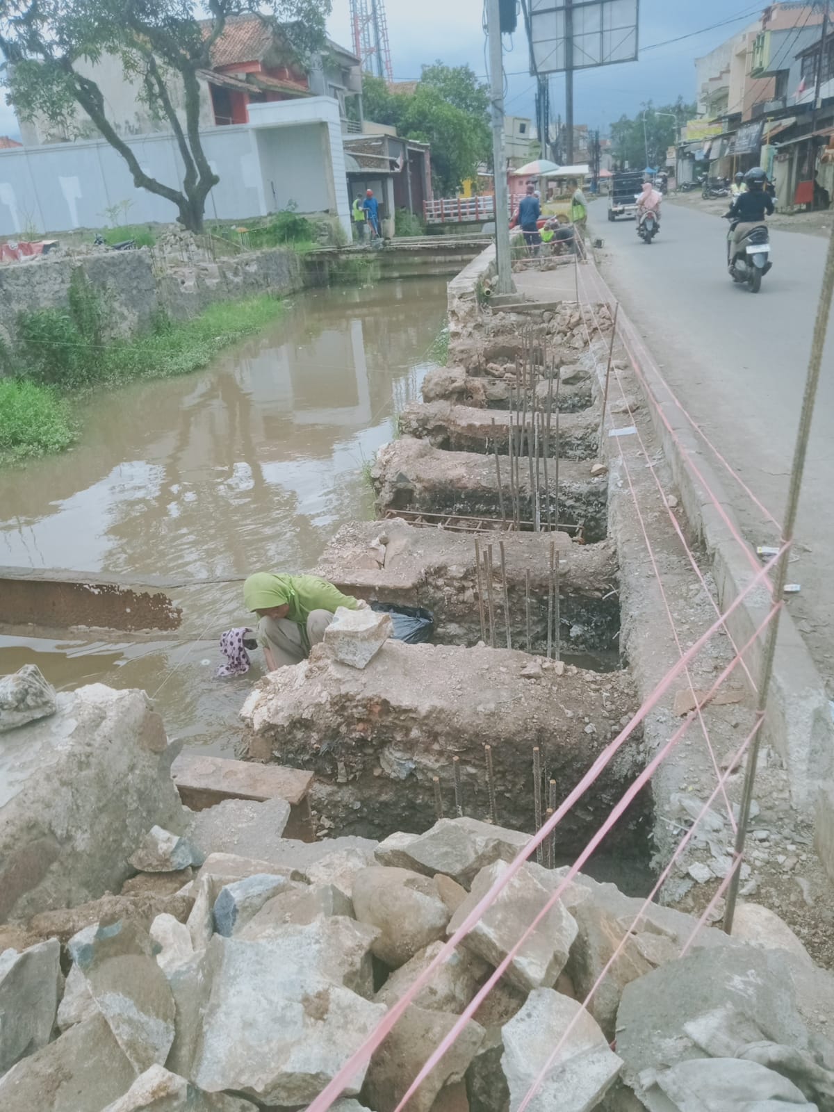 BOM WAKTU DI MAJALAYA: Warga Tolak Keras Pembangunan SPBU Cikaro yang Serobot Bantaran Sungai dan Kepung Pemukiman Padat!
