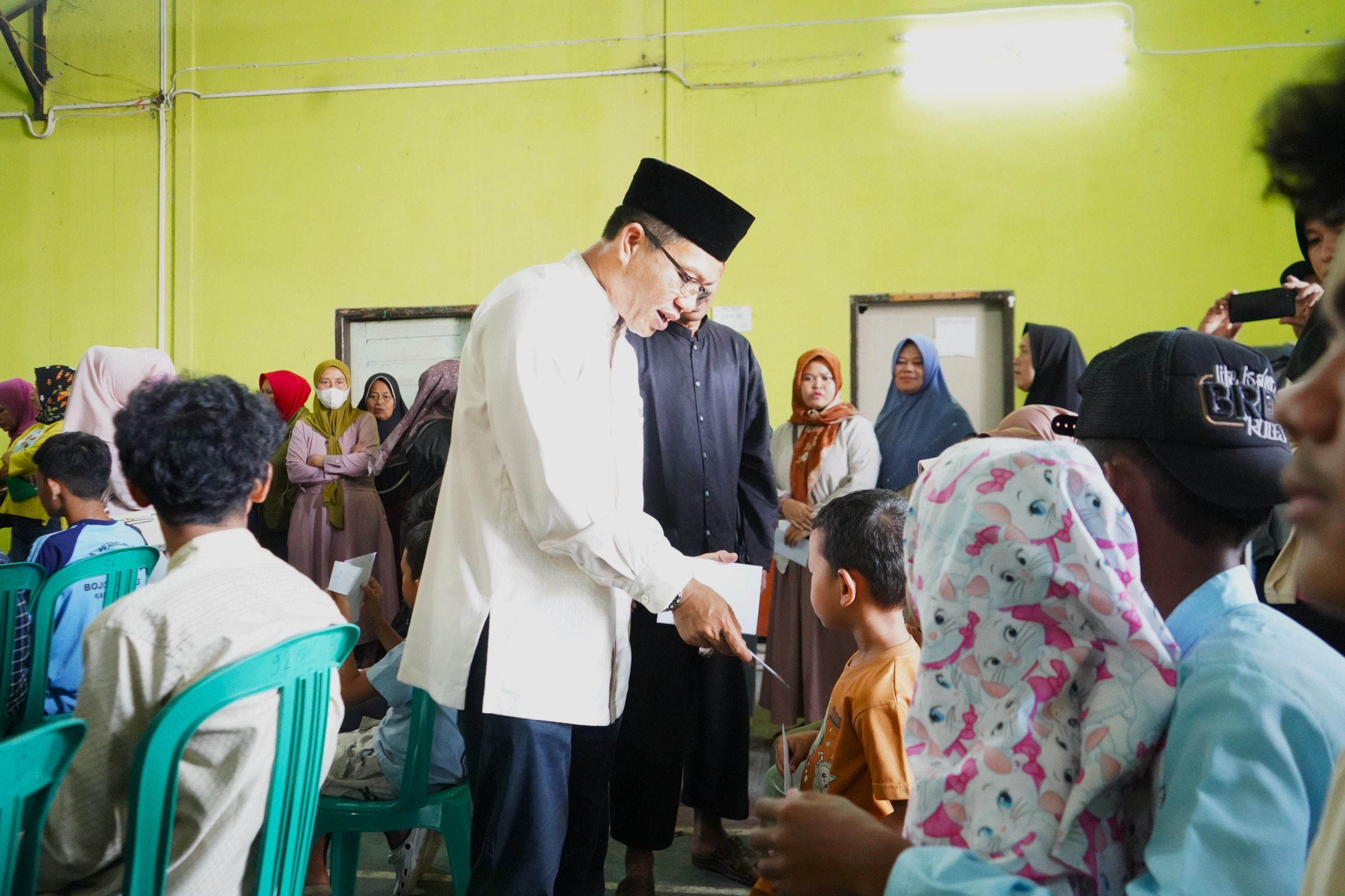Bupati KDS Berbagi Kadeudeuh dengan Anak Yatim dan Dhuafa