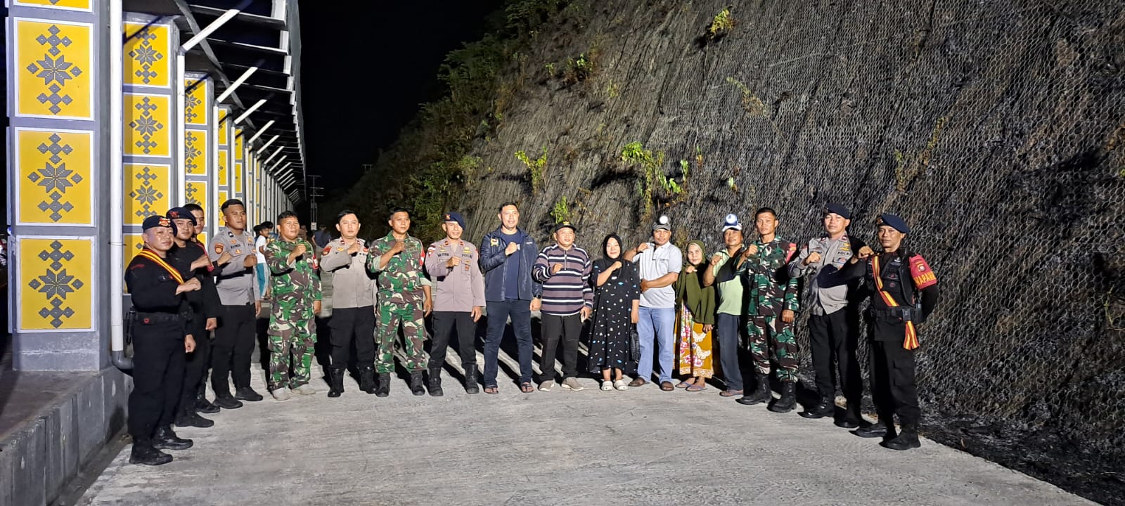 Tim Gabungan Berjibaku Saat Kobaran Api Mengganas di Bukit GORR Padengo