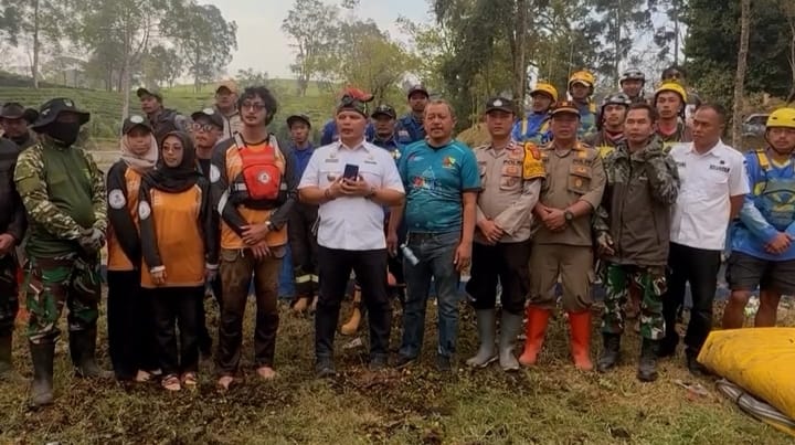 Camat Pangalengan Pimpin Korve Massal di Situ Cicoledas Jelang HUT ke-81 RI