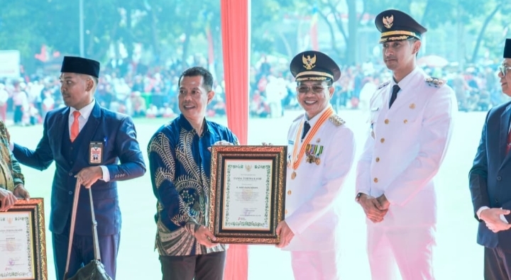 Bupati Anugerahi Penghargaan Kepada Ketua Pentahelix Soljer Terima