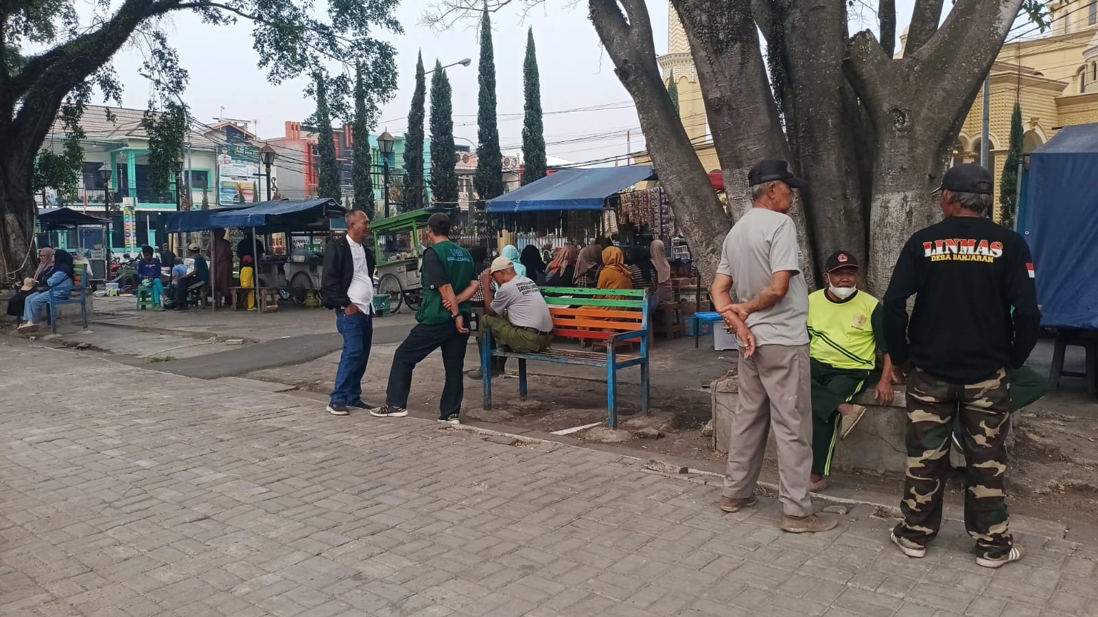 Pj Kades Banjaran Apresiasi Dedikasi Tim "Jumat Bersih" di Alun-Alun