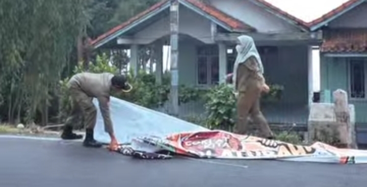Satpol PP Tertibkan Spanduk di Jalan Utama Rancabali