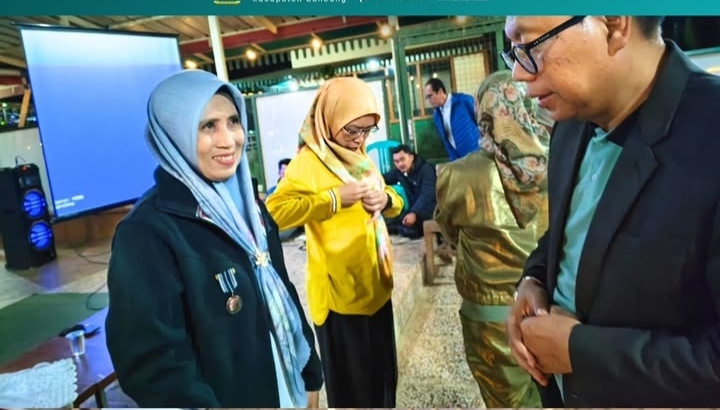 KADALDUKPPA Sematkan Satyalancana Kepada Dua ASN Berprestasi 