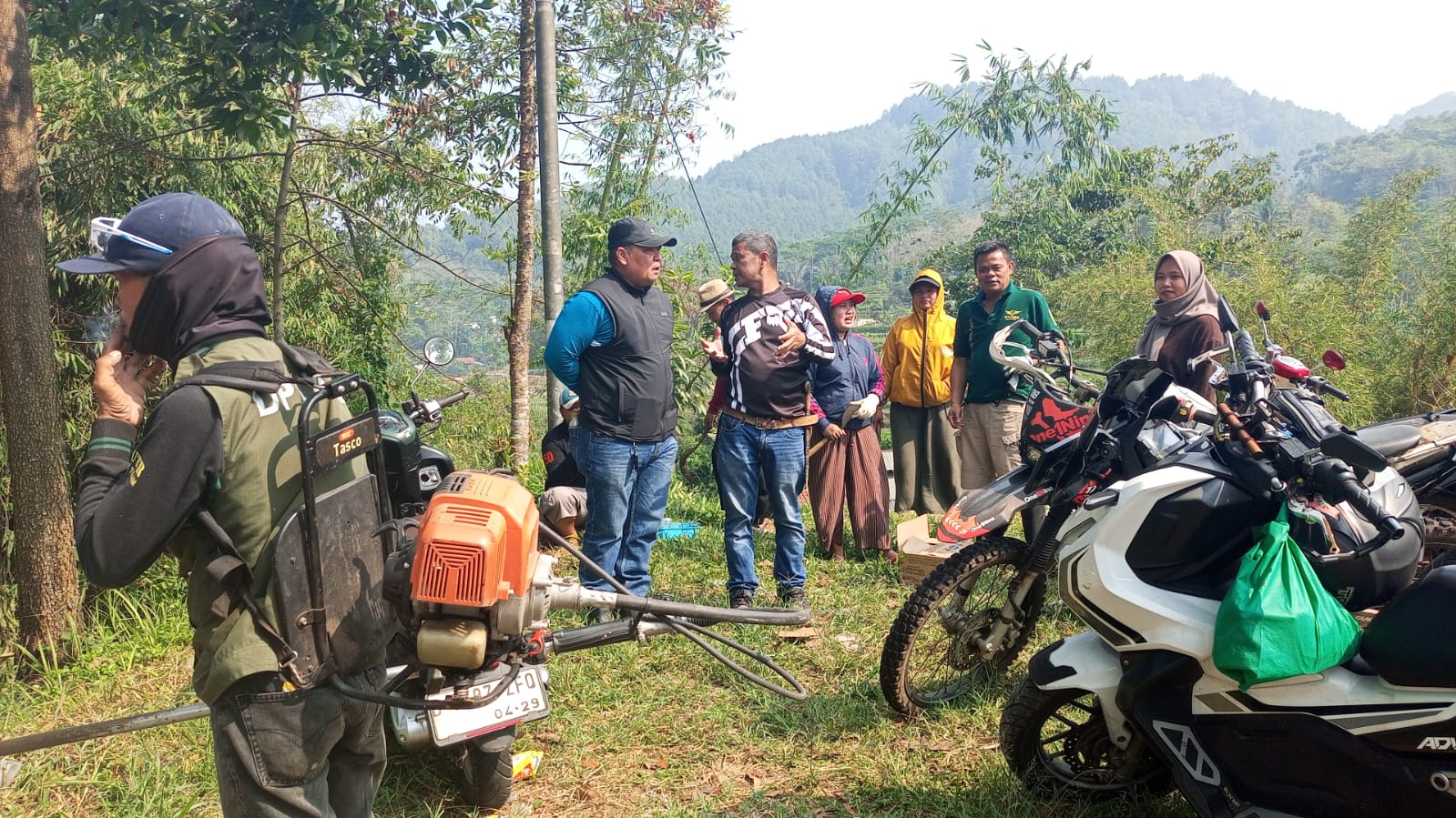 Arahan Bupati Bandung; Warga Kompak Bersihkan Drainase di Arjasari 