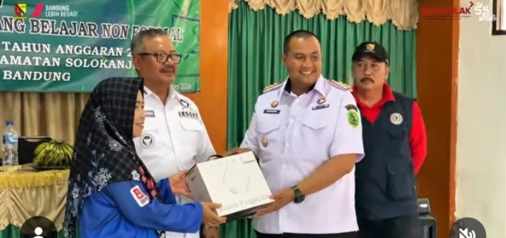 Pemdes Rancakasumba dihadiri Camat Prabowo Salurkan Beasiswa 