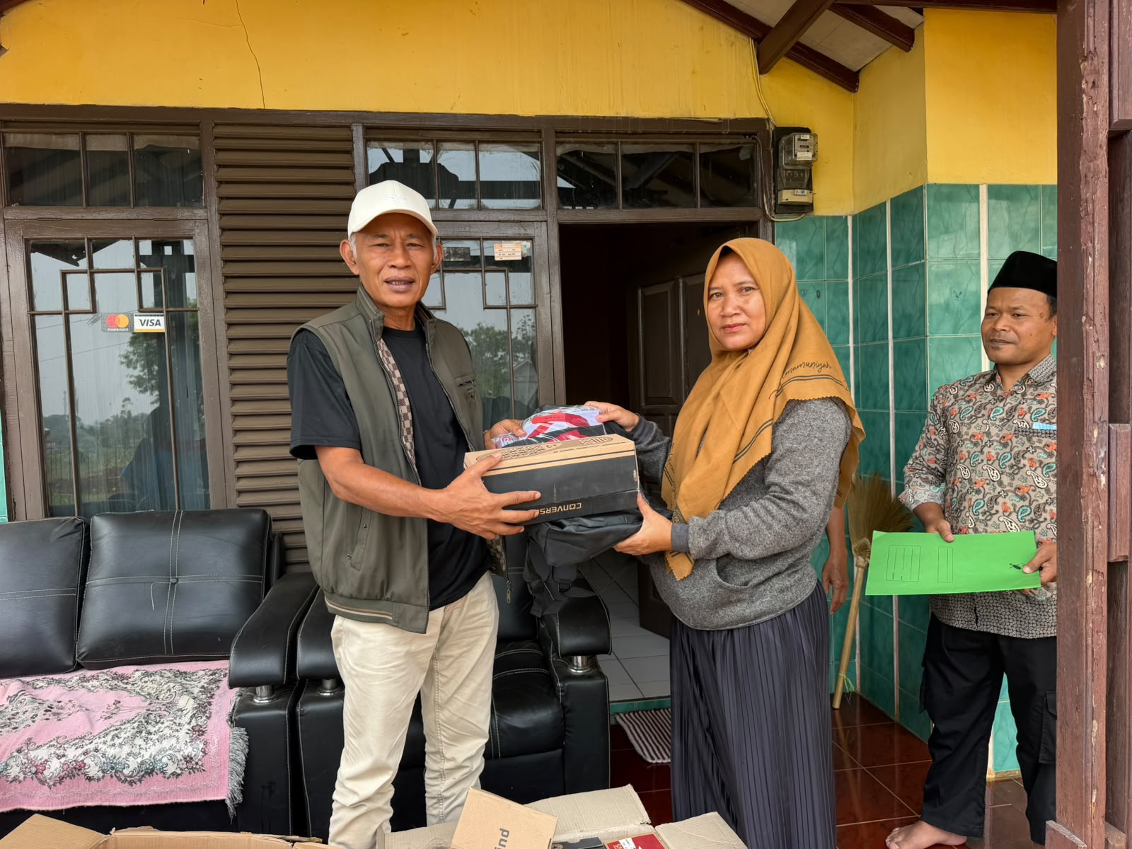 H. Tarya Witarsa Salurkan Bantuan Seragam Bagi Korban Kebakaran Pacet