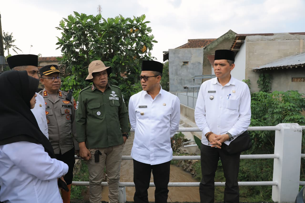 Bupati Bandung Bertakziyah ke Rumah Duka 2 Korban Terseret Arus Sungai di Banjaran